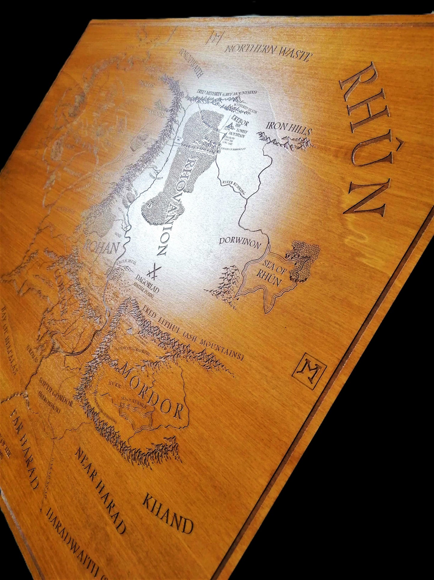 🗺️ Carte Gravée en Bois d’un Monde de Fantasy – Décoration Artisanale Unique