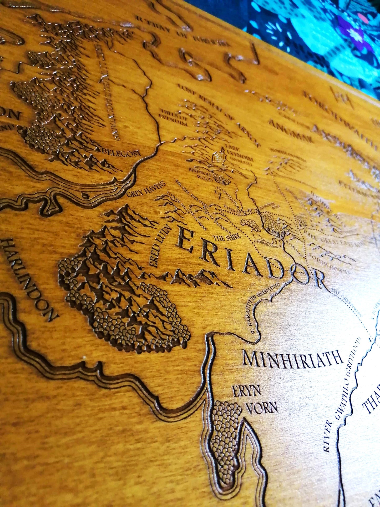 🗺️ Carte Gravée en Bois d’un Monde de Fantasy – Décoration Artisanale Unique