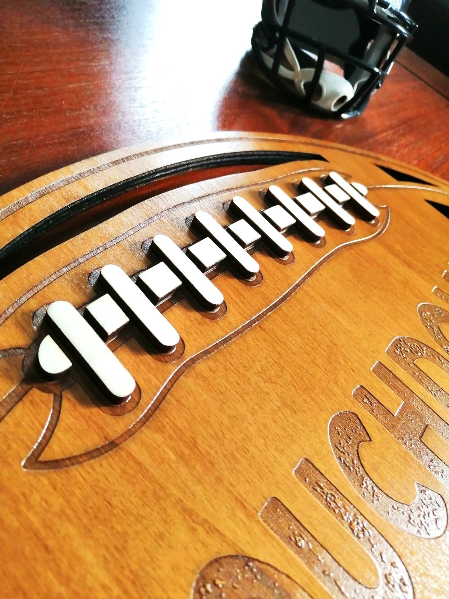 Ballon de Football Américain en Gravure et Découpe sur Bois - Décoration Artisanale Unique et Personnalisée pour les fans de NFL