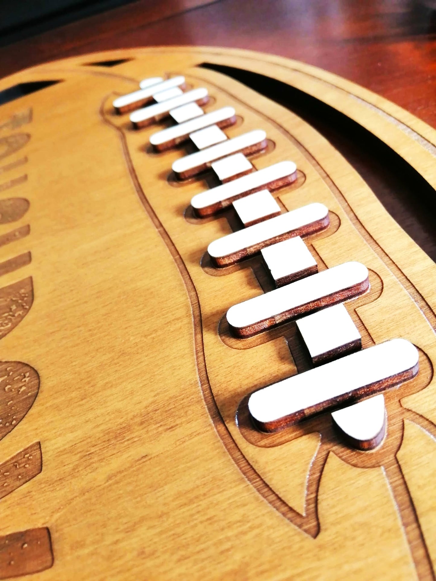 Ballon de Football Américain en Gravure et Découpe sur Bois - Décoration Artisanale Unique et Personnalisée pour les fans de NFL