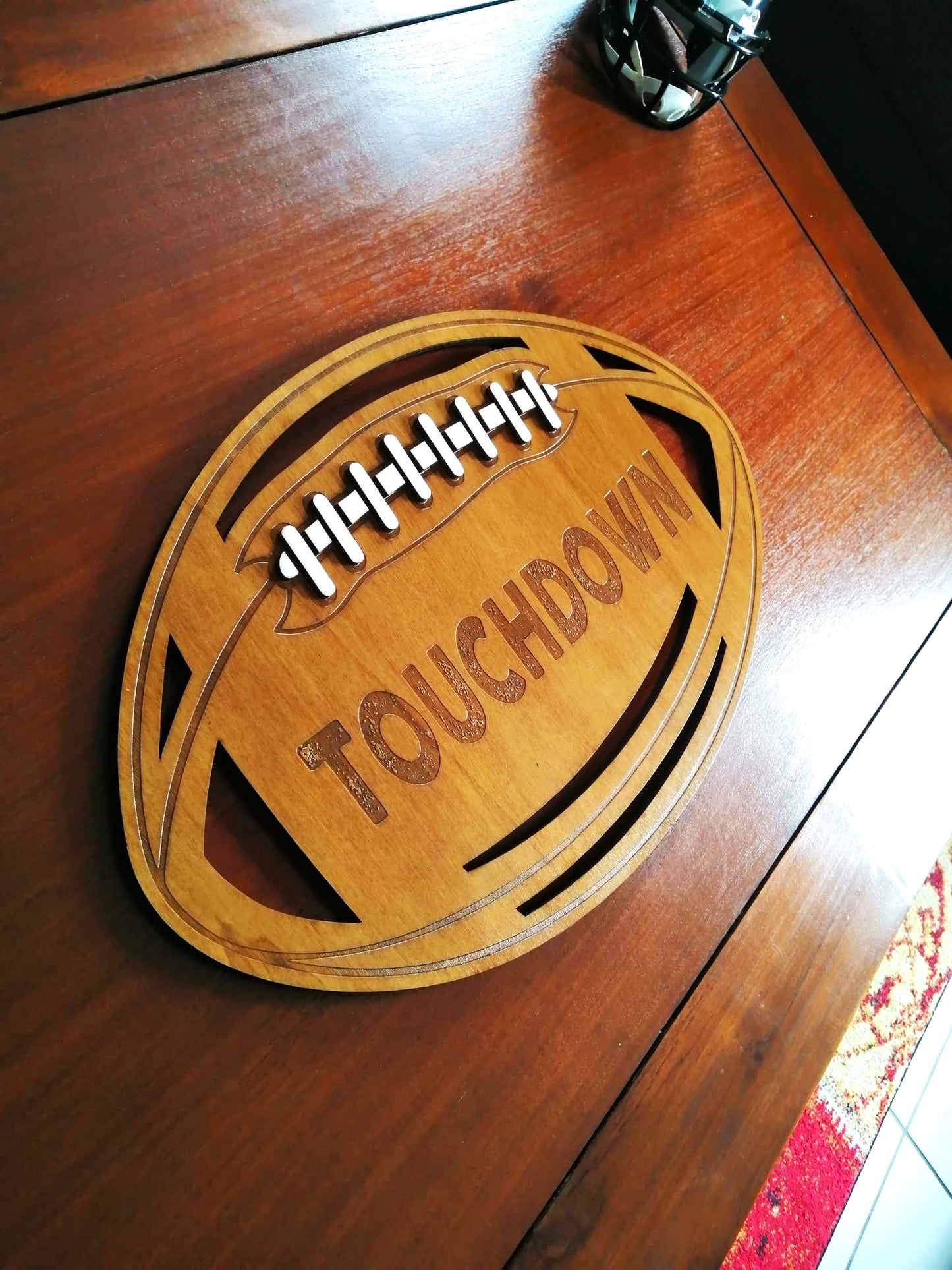Ballon de Football Américain en Gravure et Découpe sur Bois - Décoration Artisanale Unique et Personnalisée pour les fans de NFL
