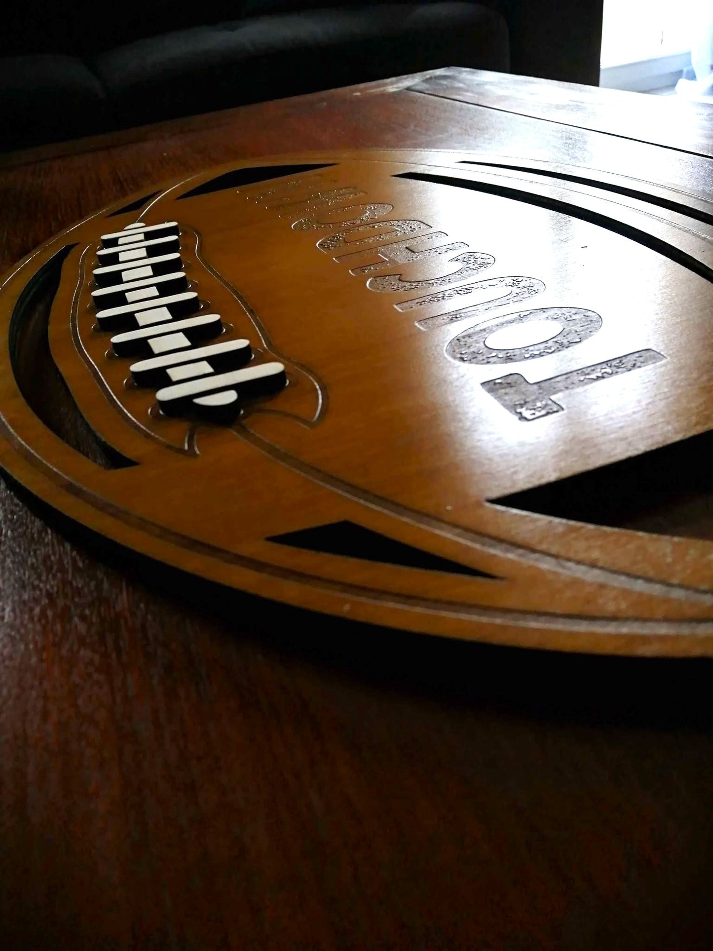 Ballon de Football Américain en Gravure et Découpe sur Bois - Décoration Artisanale Unique et Personnalisée pour les fans de NFL