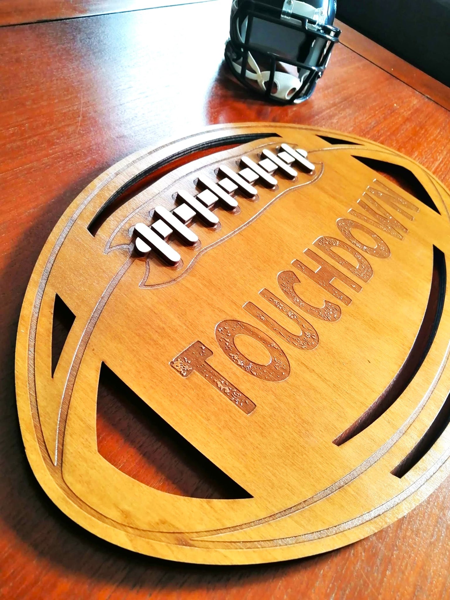 Ballon de Football Américain en Gravure et Découpe sur Bois - Décoration Artisanale Unique et Personnalisée pour les fans de NFL