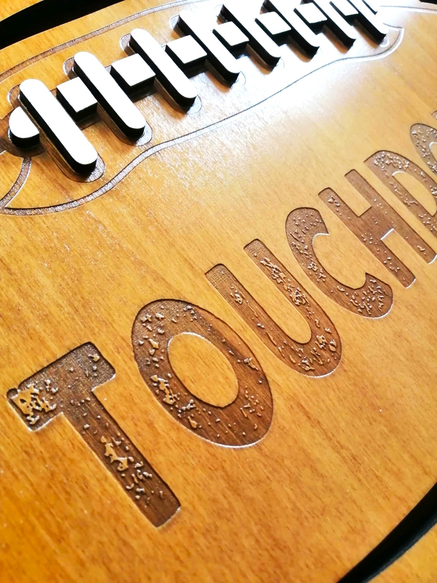 Ballon de Football Américain en Gravure et Découpe sur Bois - Décoration Artisanale Unique et Personnalisée pour les fans de NFL