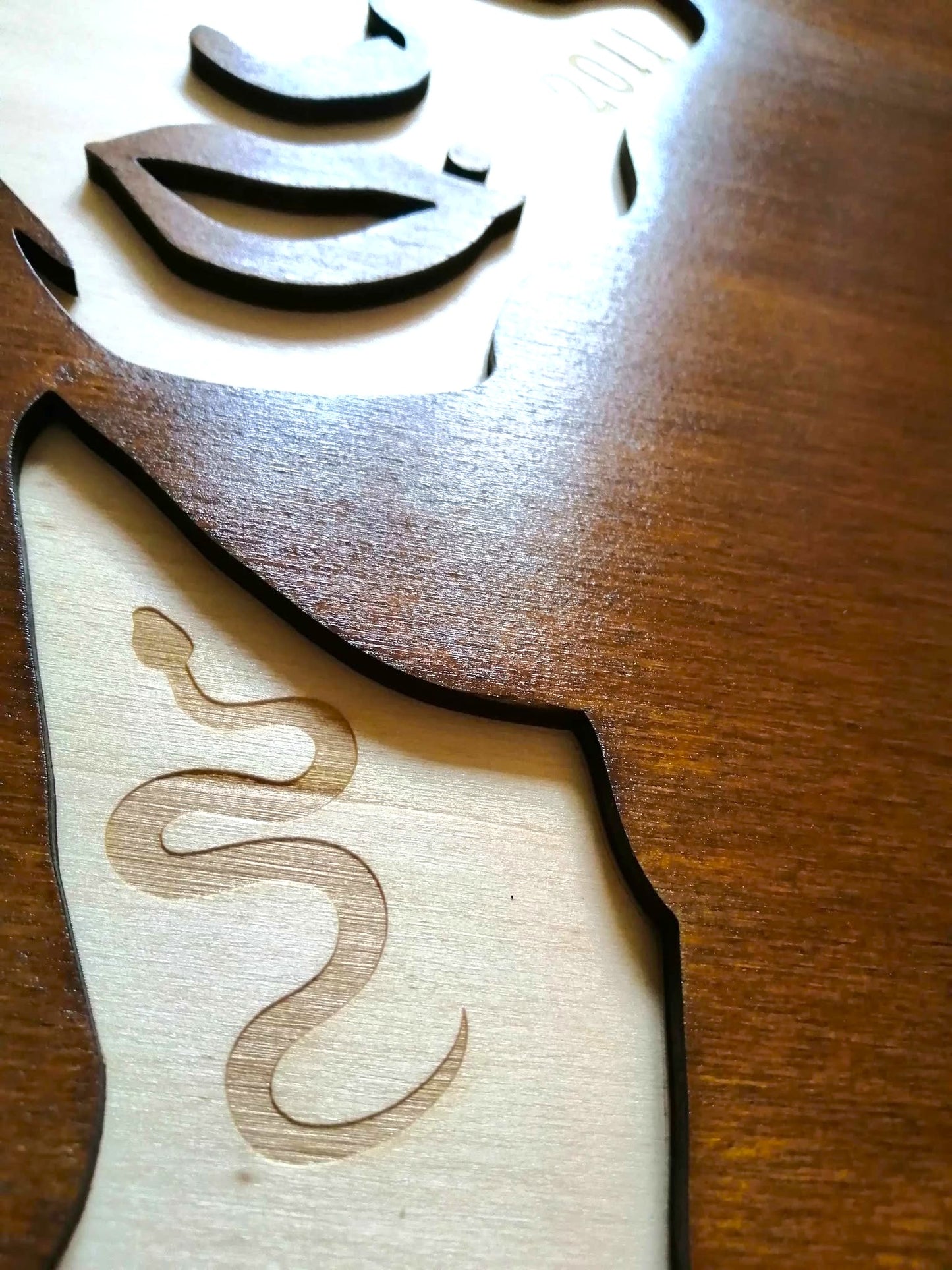 Amy Winehouse Tableau en bois gravé & découpé – Art mural pop art & street art, décoration musicale