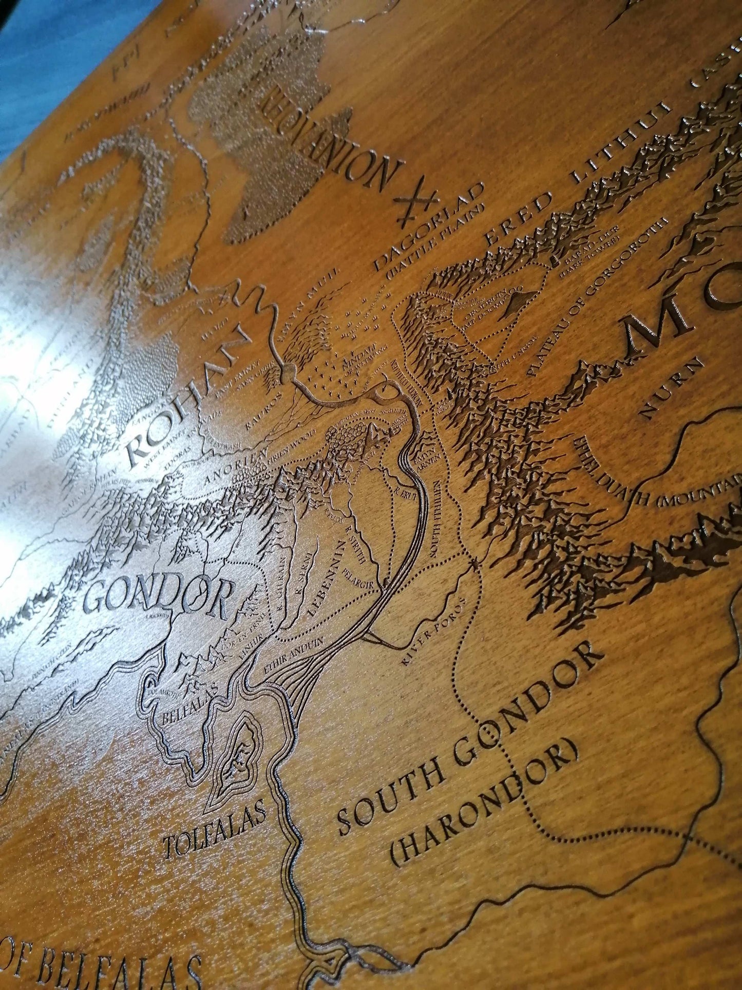 🗺️ Carte Gravée en Bois d’un Monde de Fantasy – Décoration Artisanale Unique