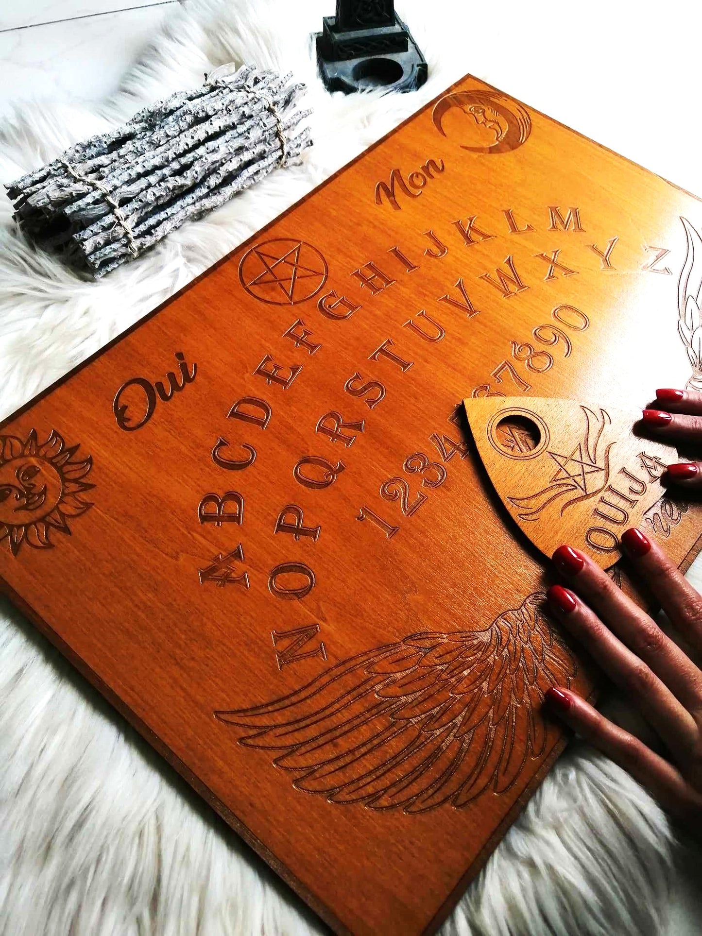Planche Ouija blanche grand format, parfaite pour les rituels spirituels et comme objet décoratif unique dans votre espace