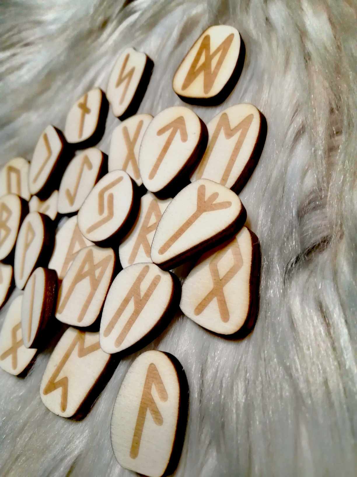 Runes mystiques en bois pour pratique ésotérique