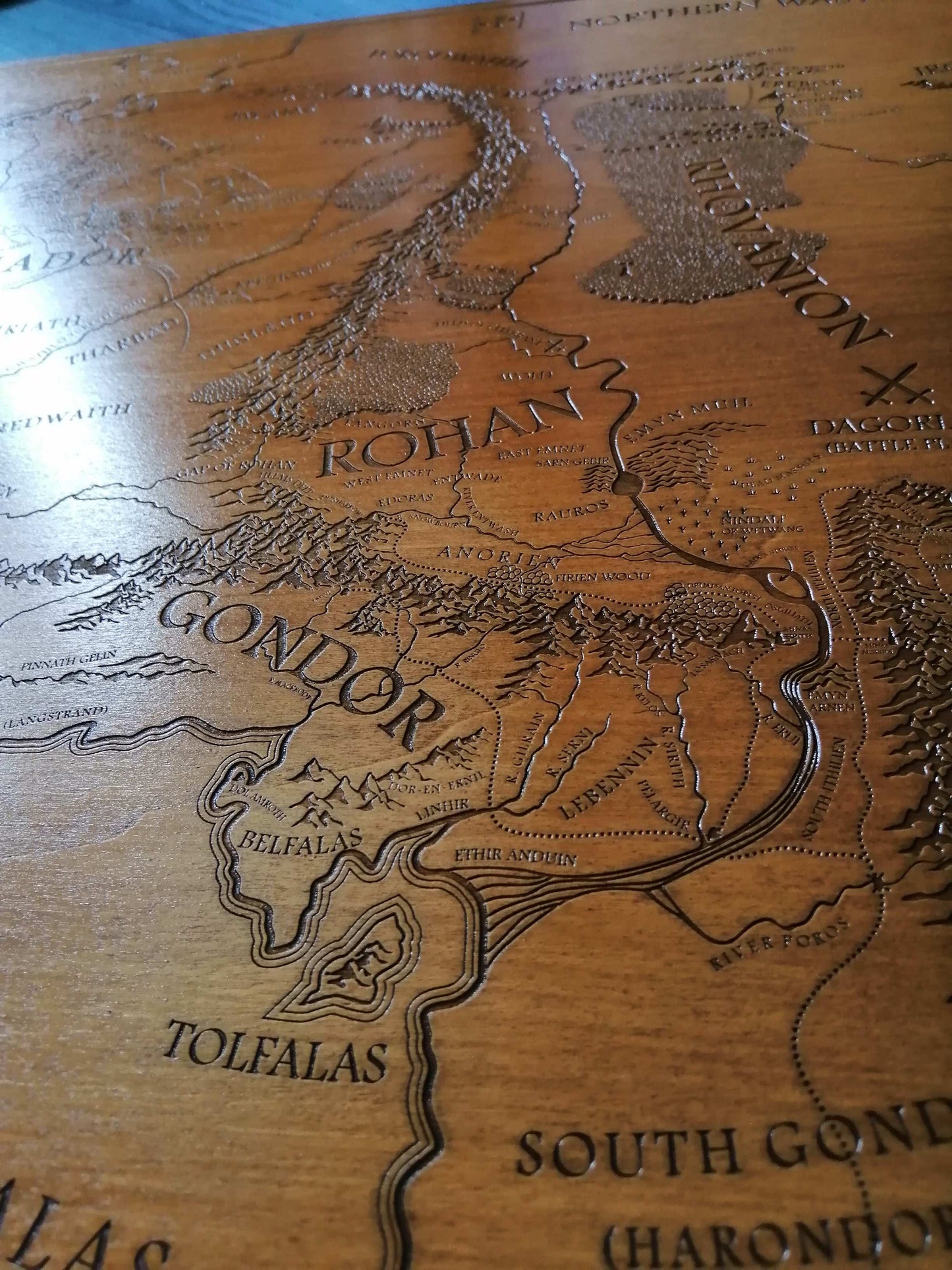 🗺️ Carte Gravée en Bois d’un Monde de Fantasy – Décoration Artisanale Unique