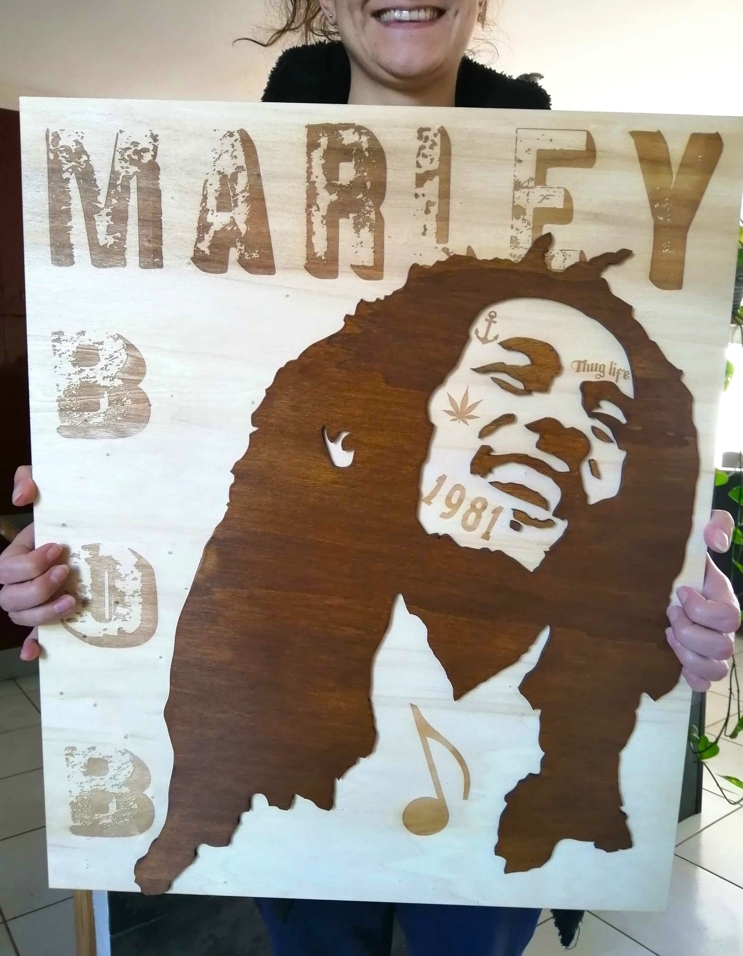 Tableau Bob Marley "Thug Life" en découpe et gravure sur bois - Art reggae et rasta, décoration murale vintage et authentique."