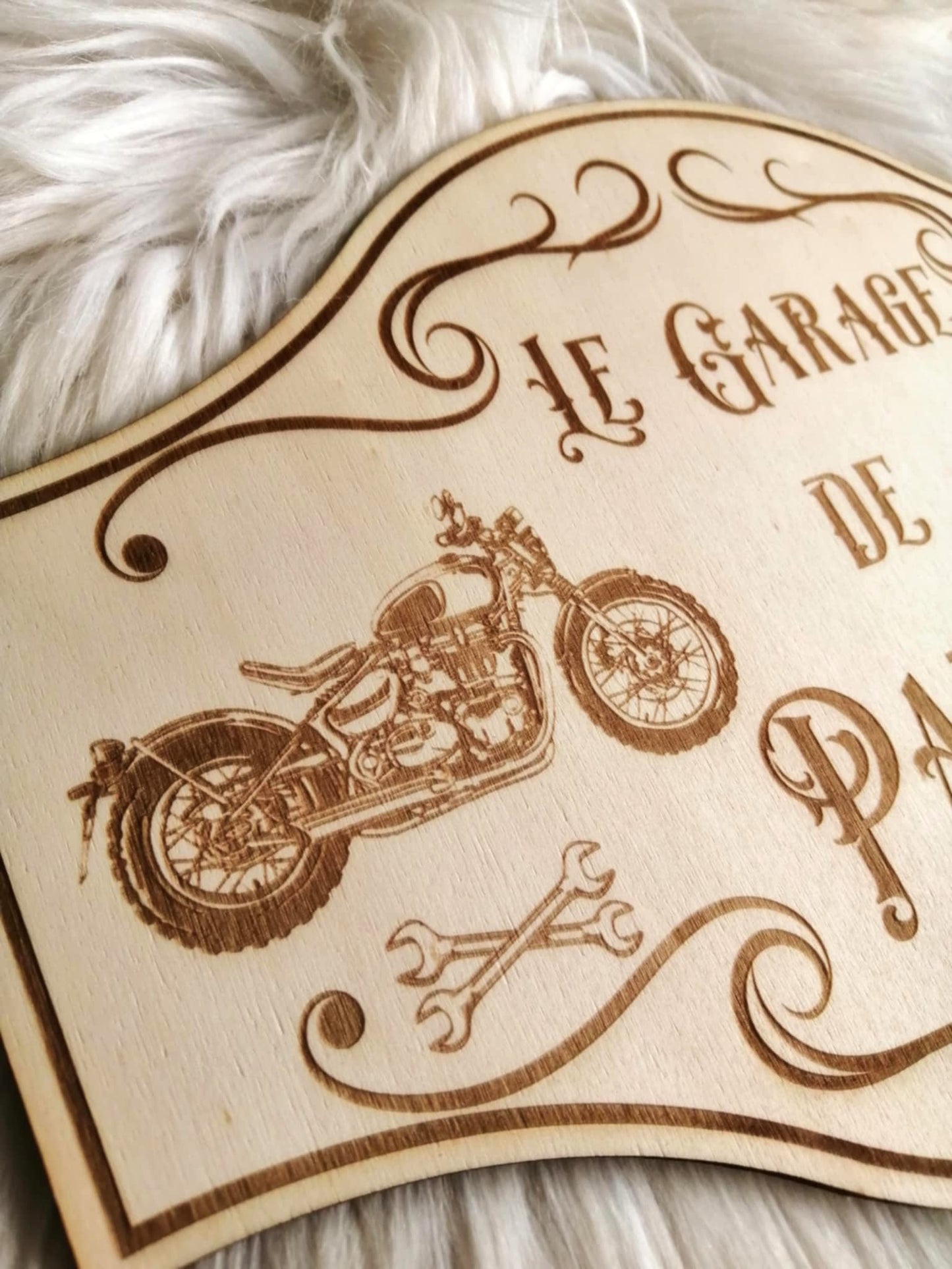 Cadeau original fête des pères, plaque personnalisée avec moto gravée sur bois