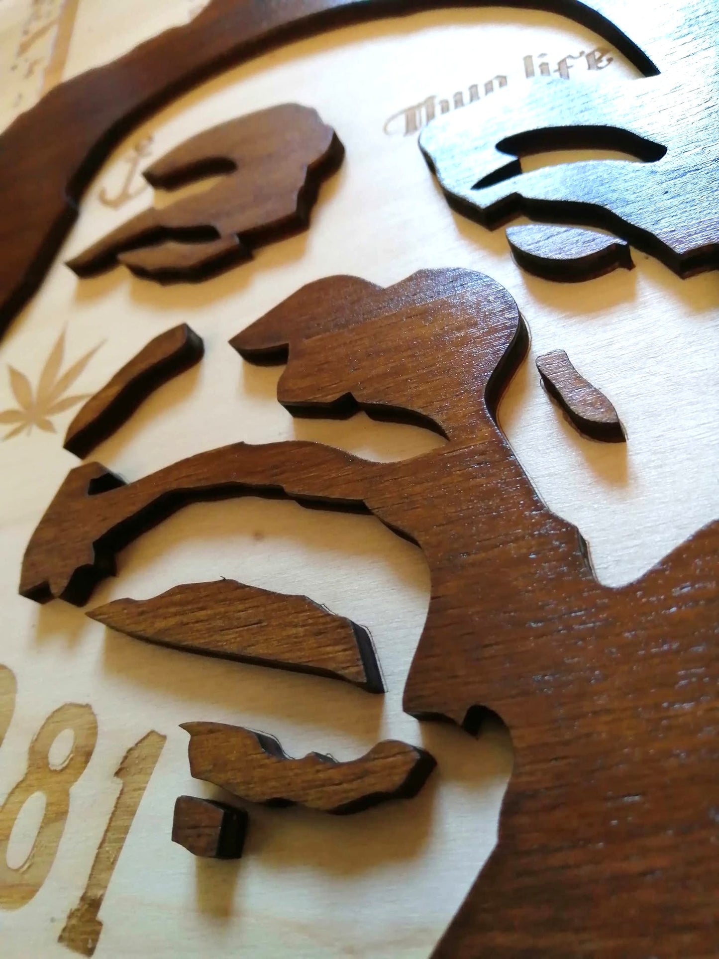 Tableau en bois gravé Bob Marley avec fixation murale intégrée - Fabrication artisanale haut de gamme
