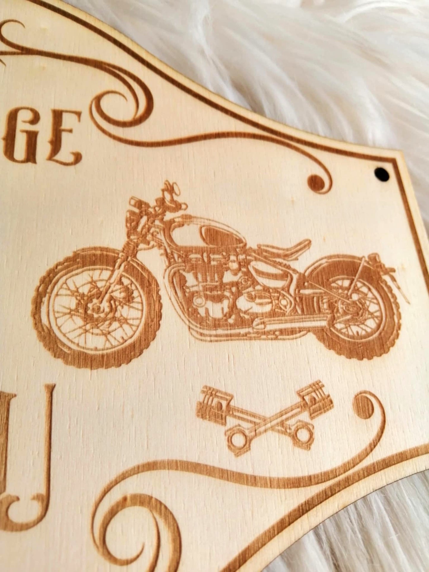 Idée cadeau pour papy passionné de moto, plaque de garage gravée en bois naturel