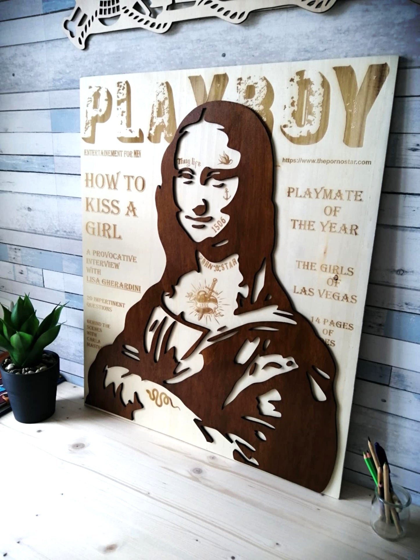Version revisitée de la Joconde façon street art en bois