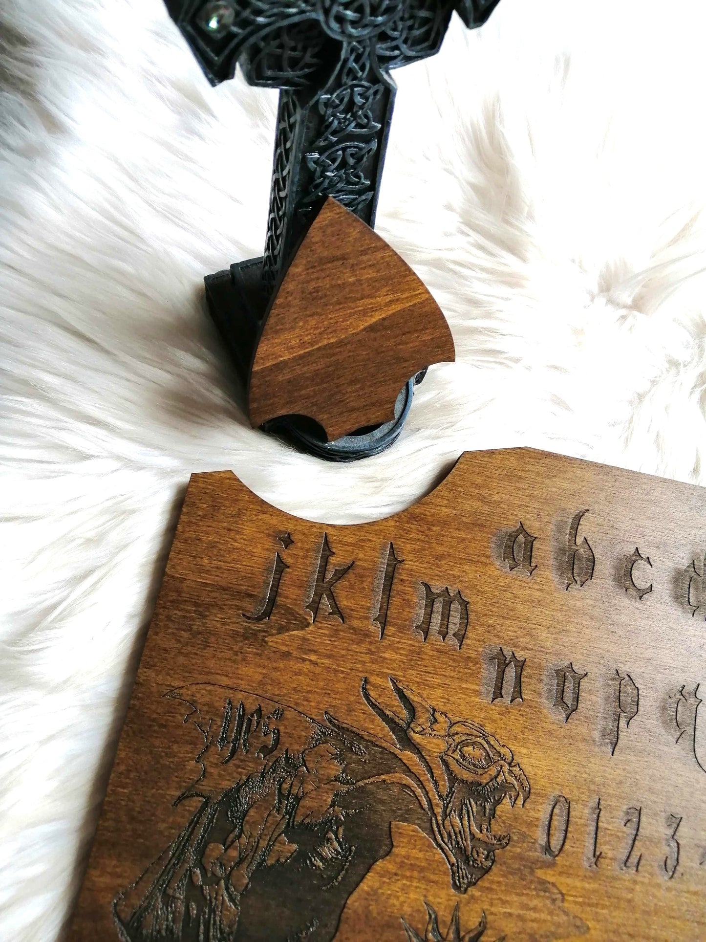 Planche Ouija 'La Gargouille' Artisanale - Grand Format en Bois, Divination et Décoration Mystique Unique