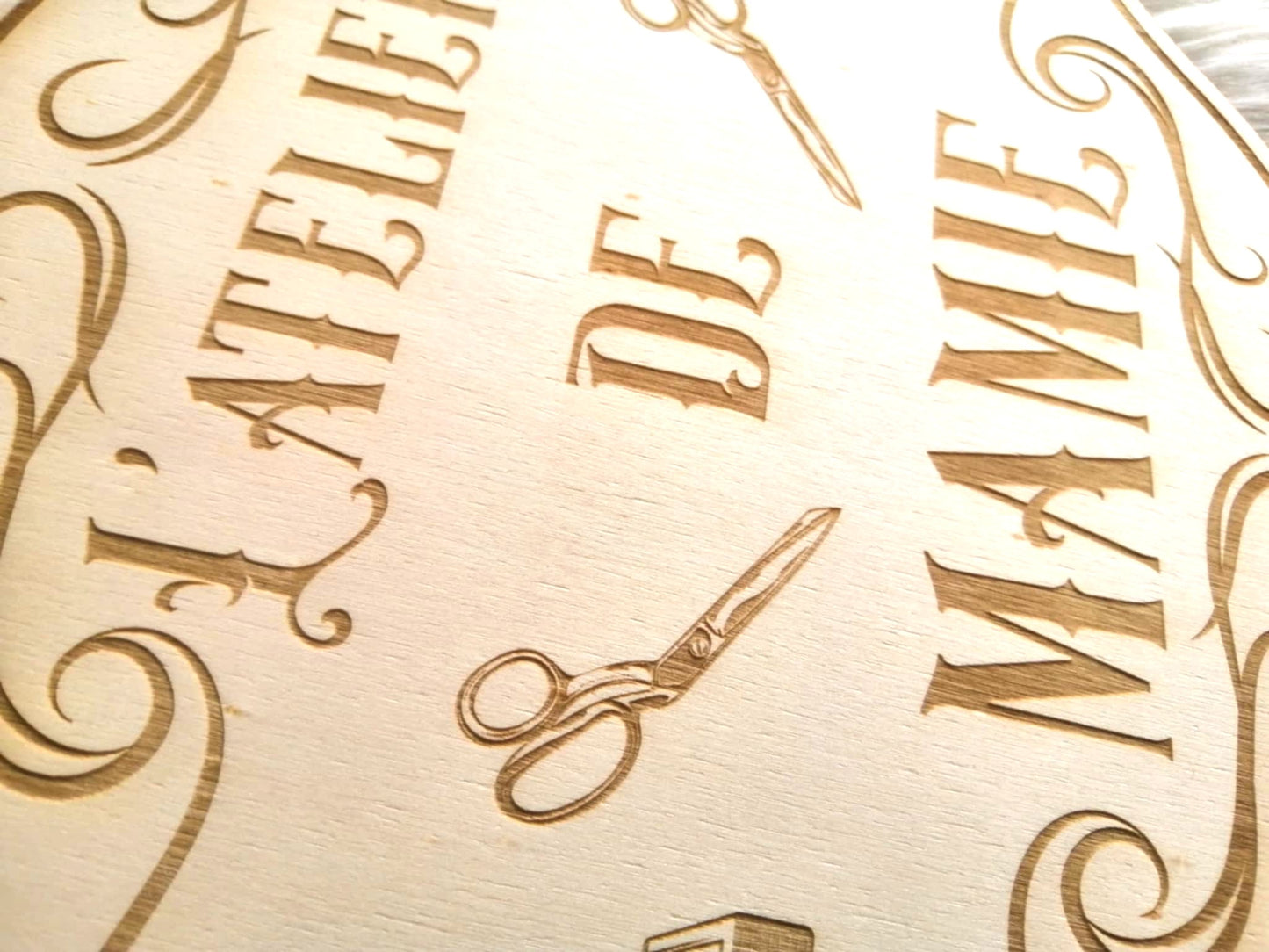 Pancarte personnalisée en bois réalisée à Roanne dans l’atelier du laboratoire du Dr Jekyll