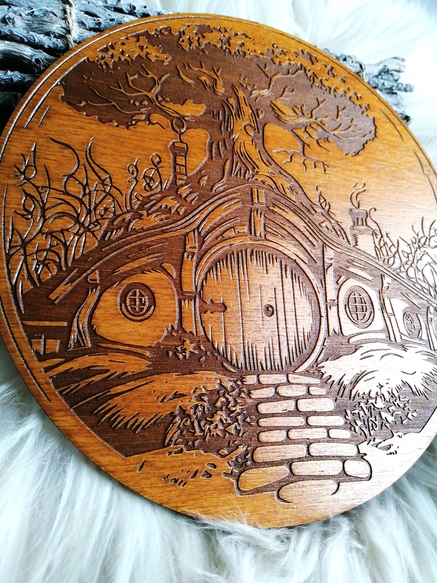 🏡 Maison Hobbit – Gravure Artisanale en Bois, Décoration Inspirée d’un Univers Fantastique