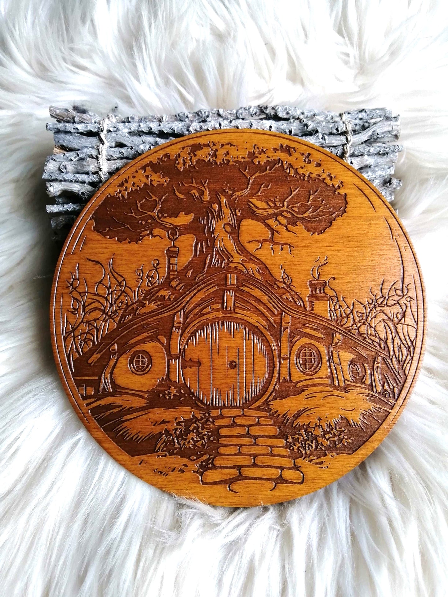 Maison Hobbit 'The Shire', gravée sur bois de peuplier, idéale pour décorer votre espace et plonger dans l'univers du Seigneur des Anneaux. Chaque pièce est unique grâce au veinage naturel du bois, créant un contraste subtil dans la gravure. Un choix parfait pour les passionnés de la saga et les collectionneurs