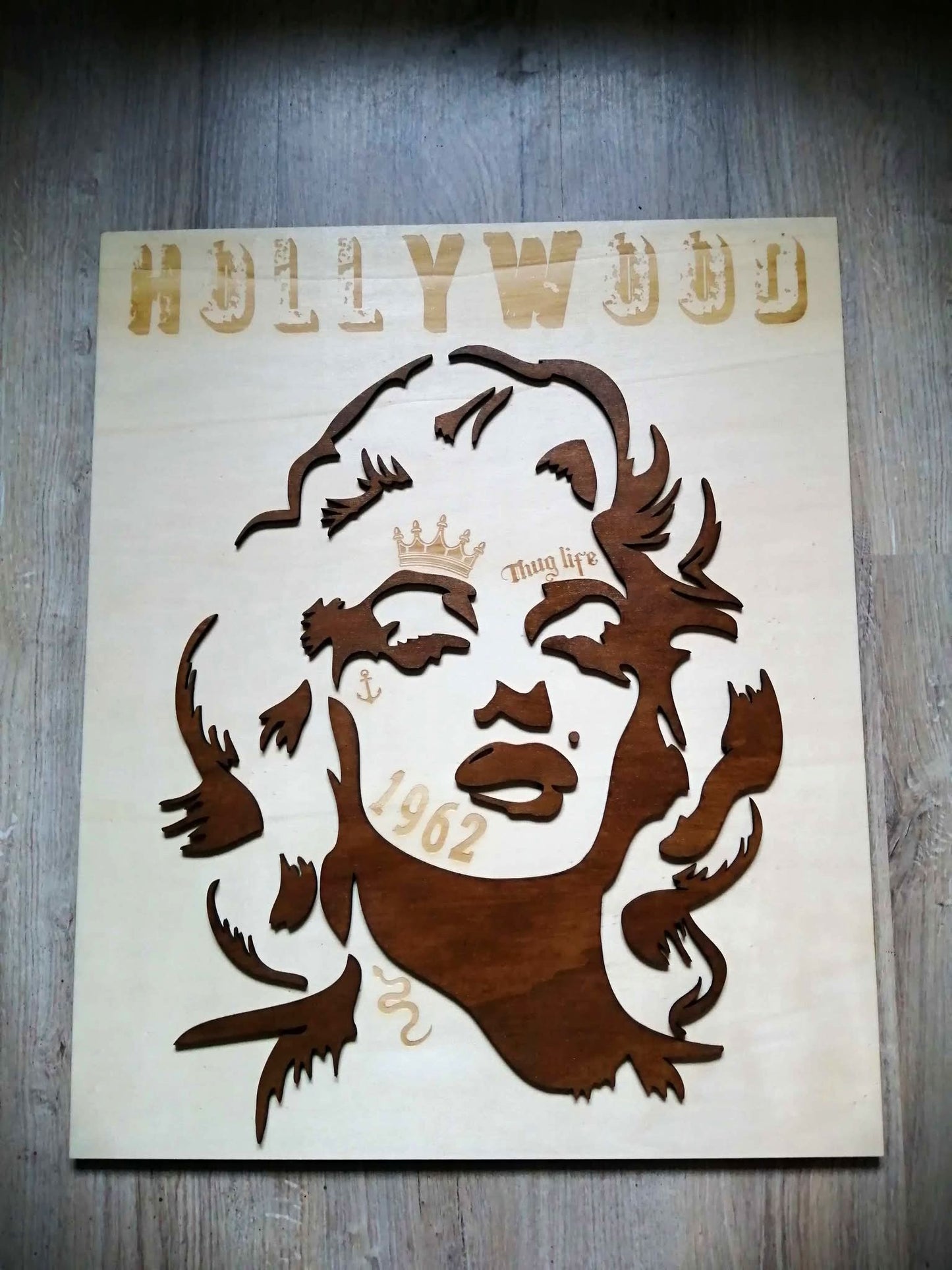 Gravure sur bois de Marilyn Monroe - Art glamour vintage, portrait iconique de l’actrice légendaire pour une décoration murale élégante et intemporelle."