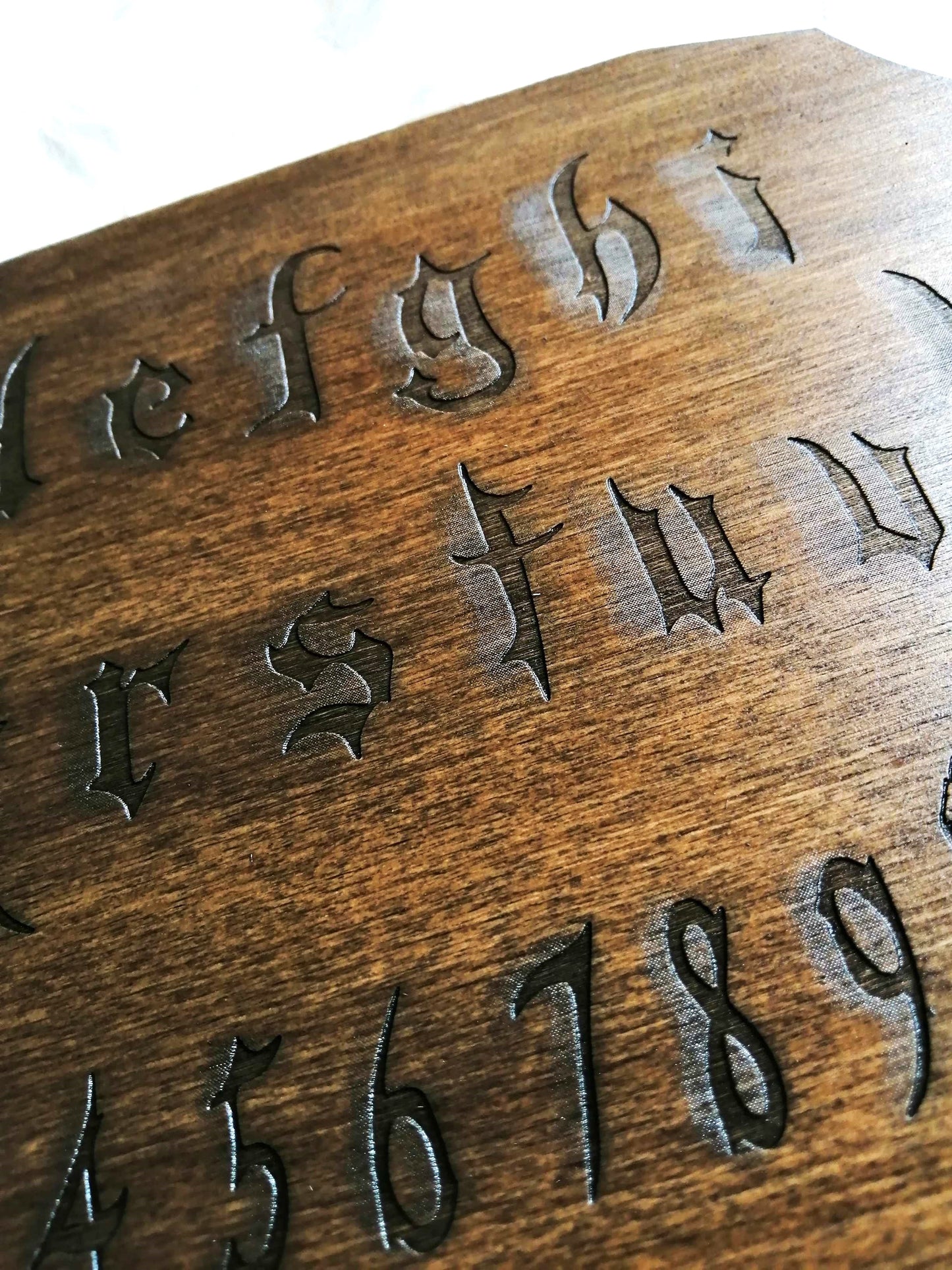 Planche Ouija 'La Gargouille' Artisanale - Grand Format en Bois, Divination et Décoration Mystique Unique