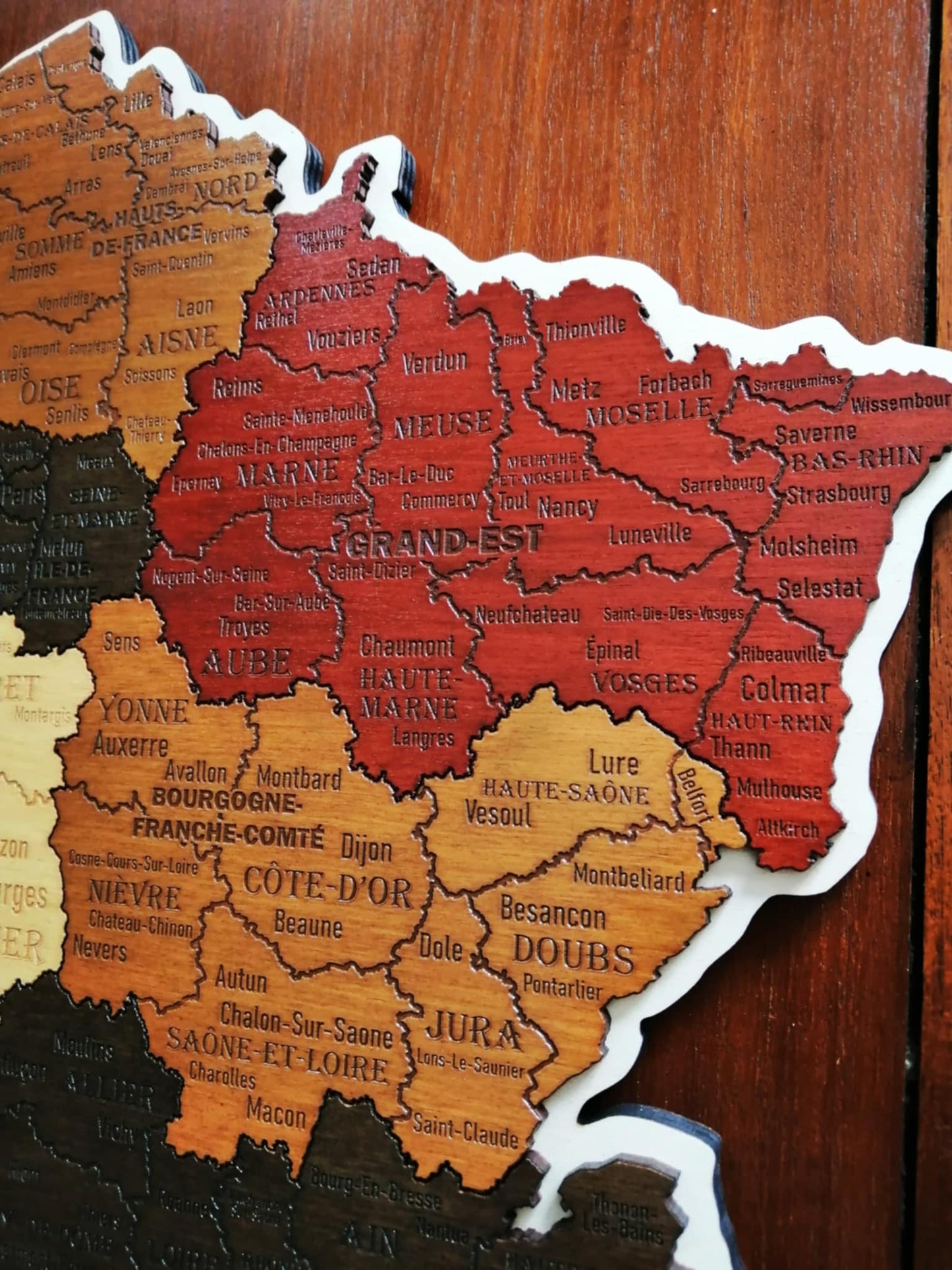 Carte murale de France accrochée dans un bureau – ambiance naturelle