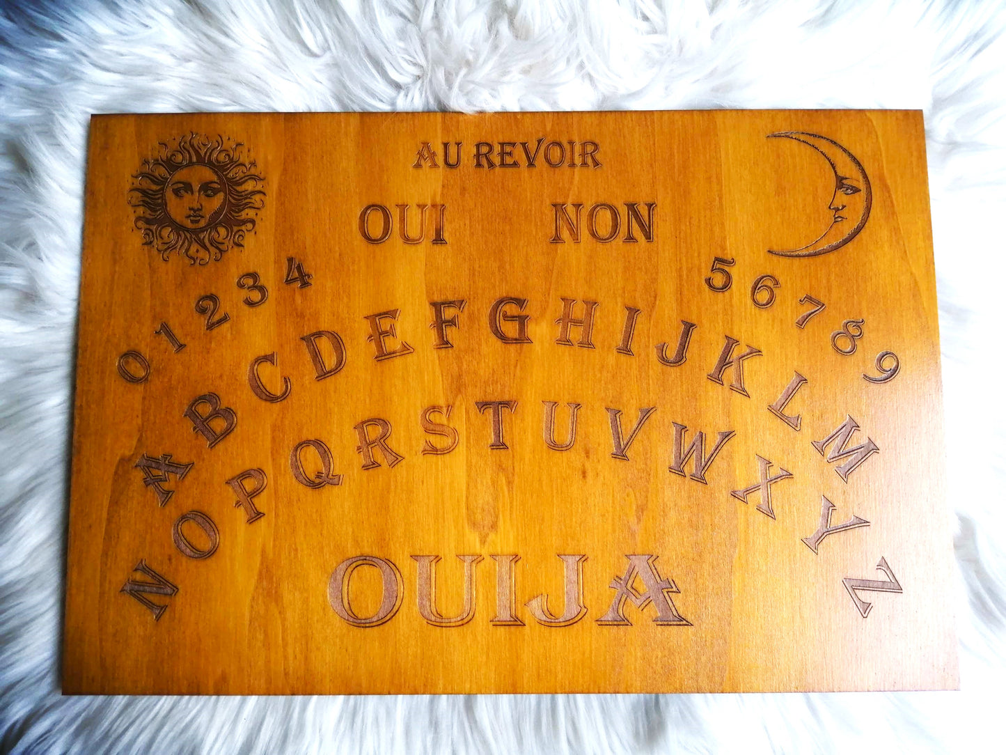 Planche Ouija artisanale en bois de qualité supérieure, dimension 49 cm x 33 cm. Fabriquée à la main avec un savoir-faire unique, cette planche est idéale pour les séances de divination, le spiritisme ou comme décoration mystique dans votre espace. Son design raffiné et son matériau durable en font un objet précieux pour les passionnés d’ésotérisme. Personnalisable à la demande avant l'achat, cette planche offre une expérience spirituelle unique. Un incontournable pour les amateurs de l'art occulte et les c