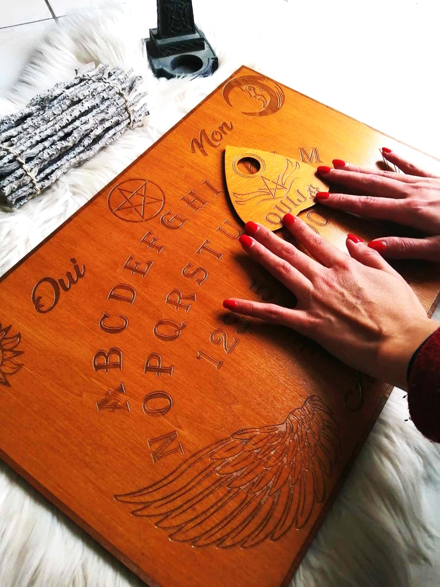 Détail de la gravure sur la planche Ouija blanche en bois - Artisanat français de qualité