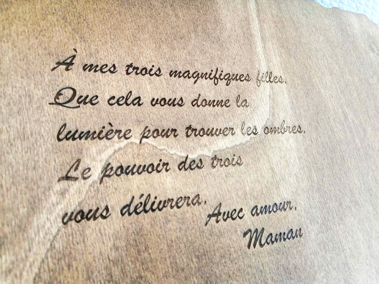 Ambiance de séance de spiritisme avec la planche Ouija Charmed en bois gravé