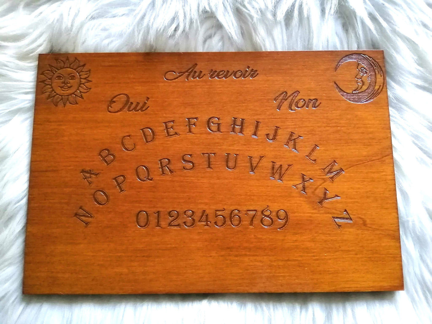 Planche Ouija Classique en bois gravé – Accessoire ésotérique pour spiritisme et connexion avec l’au-delà.