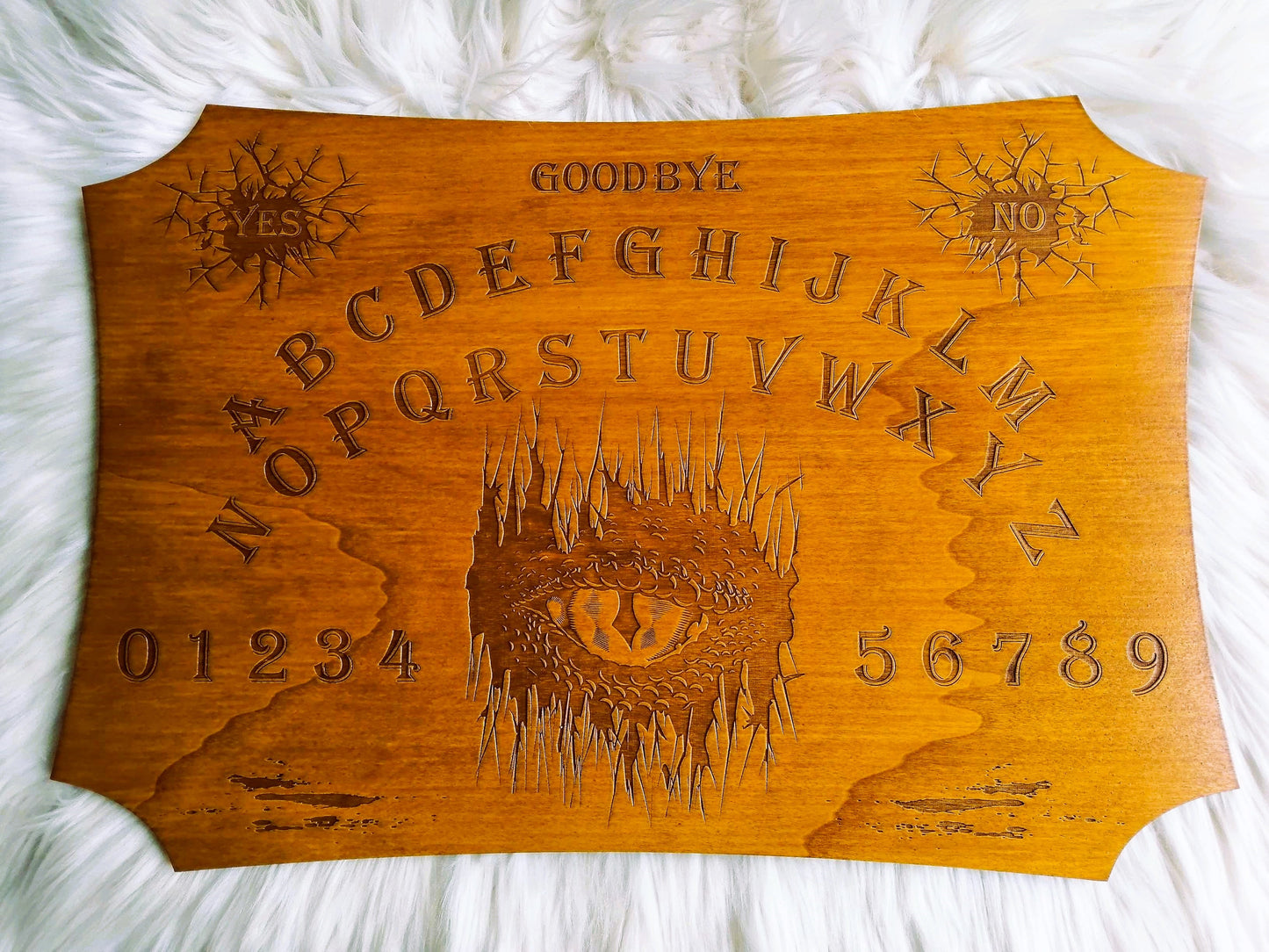 Planche Ouija 'I See You' artisanale fabriquée en bois de qualité supérieure (49 cm x 33 cm). Chaque pièce est réalisée à la main, alliant artisanat et mysticisme. Idéale pour les séances de divination, le spiritisme ou comme décoration mystique dans votre intérieur. Personnalisation possible sur demande avant l'achat. Un objet unique pour les passionnés d'arts occultes et de spiritualité.