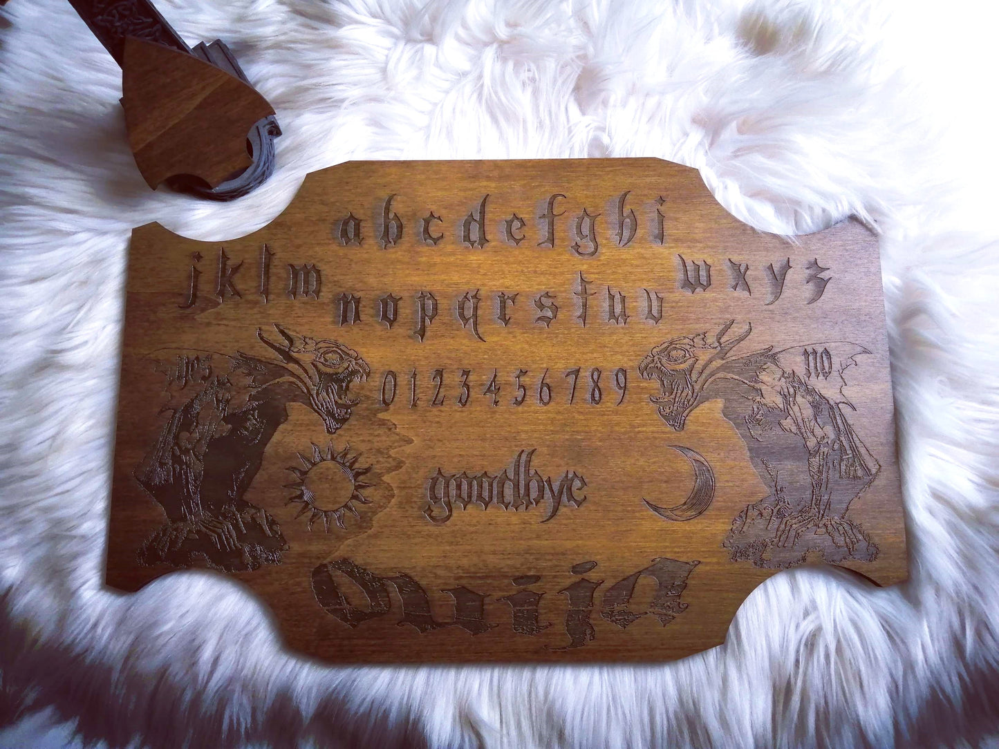 Planche Ouija 'La Gargouille' artisanale, fabriquée à la main avec du bois de qualité supérieure (49 cm x 32 cm). Chaque pièce est unique, fusionnant artisanat français et mysticisme. Idéale pour les séances de divination, le spiritisme, ou comme décoration mystique dans votre intérieur. Personnalisation possible avant l'achat. Un objet unique pour les passionnés d'arts occultes et de spiritualité.
