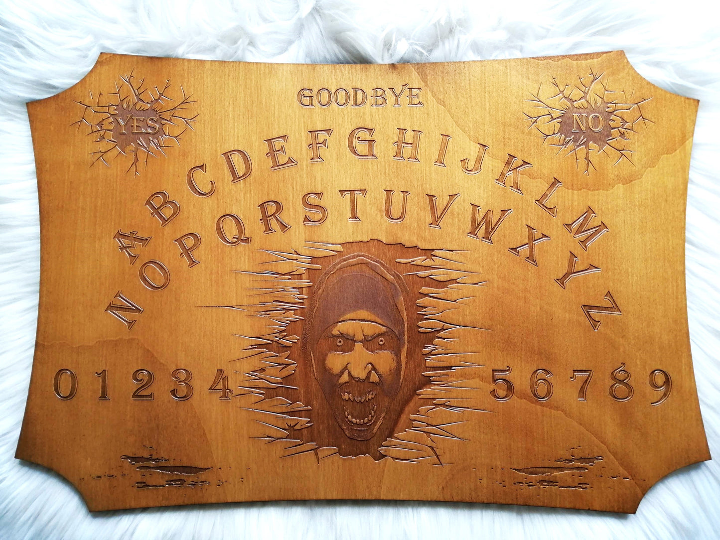 Planche Ouija 'La Nonne' inspirée du film Conjuring 2, fabriquée à la main en bois de qualité supérieure (49 cm x 33 cm). Chaque planche est unique, idéale pour les séances de divination, le spiritisme, ou comme décoration mystique dans votre maison. Personnalisation possible avant l'achat pour une touche personnelle. Un objet incontournable pour les passionnés de films d'horreur et des arts occultes, fabriqué avec soin en France