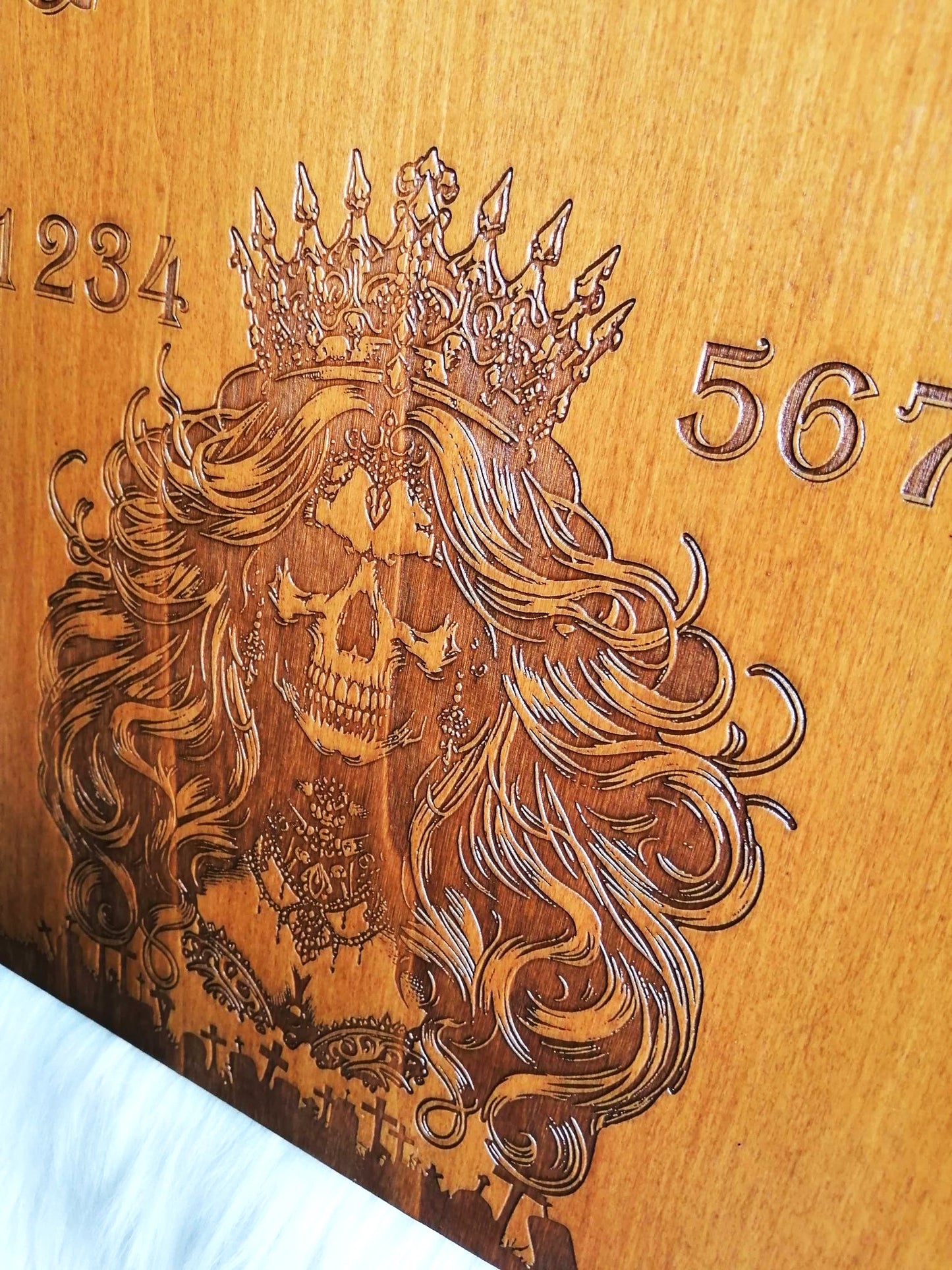 Planche Ouija 'La Reine' fabriquée à la main, grand format (49cm x 33cm), en bois de haute qualité. Chaque planche est soigneusement sculptée et peinte pour un design élégant et mystique. Parfaite pour les séances de divination ou comme objet de décoration ésotérique unique, elle apporte une touche royale à votre intérieur. Idéale pour les passionnés de spiritisme, cette planche est également personnalisable pour s'adapter à vos besoins spirituels. Fabriquée en France, alliant tradition et art mystique