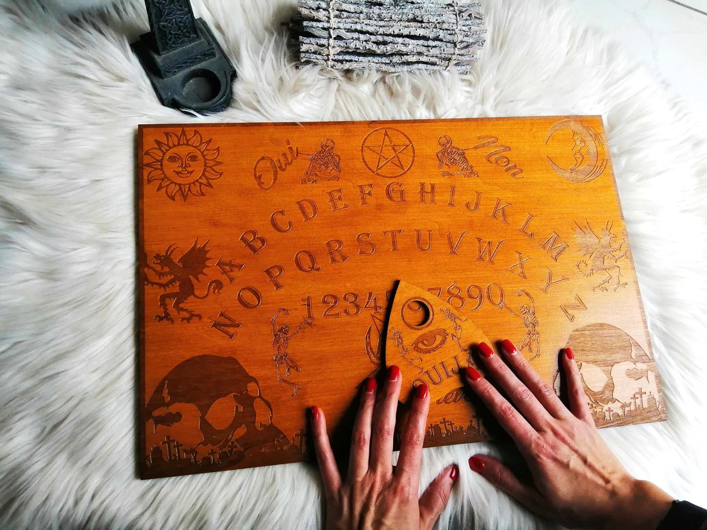Planche Ouija La Ténébreuse en bois de qualité supérieure, grand format (49cm x 33cm). Chaque pièce est fabriquée à la main, alliant artisanat français et mysticisme. Idéale pour les séances de spiritisme, la divination, ou comme décoration ésotérique dans votre intérieur. Son design unique, fait main, et sa finition soignée en font un objet précieux pour les passionnés des arts occultes. Personnalisation possible avant l'achat pour un produit encore plus personnel
