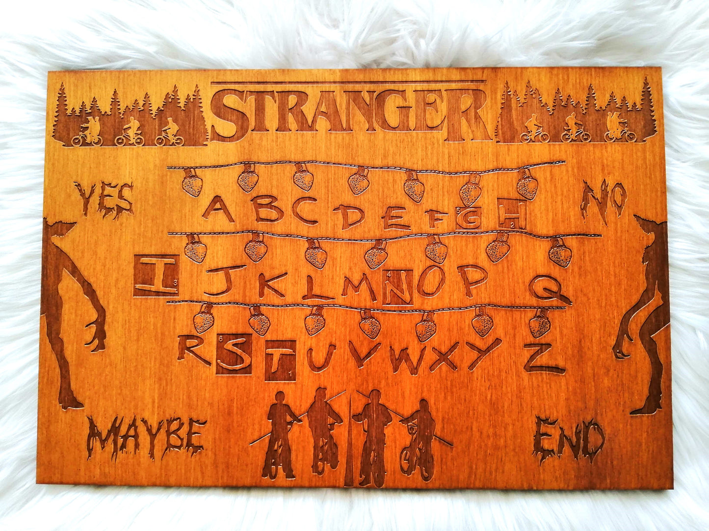 Planche Ouija Stranger Things artisanale, fabriquée à la main avec du bois de haute qualité, grande taille (49 cm x 33 cm). Chaque pièce est unique, alliant l'art ésotérique à un design inspiré par l'univers de 'Stranger Things'. Parfaite pour les séances de divination, le spiritisme ou comme décoration mystique, elle apporte une touche mystérieuse à votre intérieur. Personnalisation possible avant l'achat. Fabriquée avec soin en France pour les passionnés des arts occultes et du mysticisme