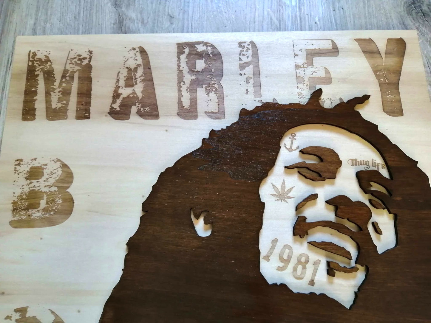 Gravure en bois détaillée de Bob Marley - Finition artisanale et relief précis pour une déco originale