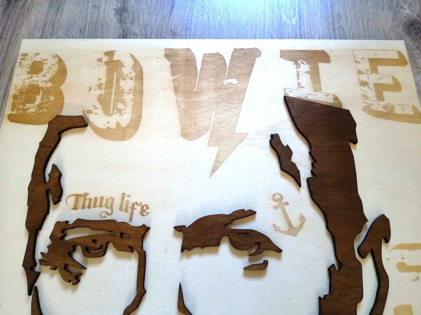 Gravure en bois détaillée de David Bowie - Finition artisanale et relief précis pour une déco originale