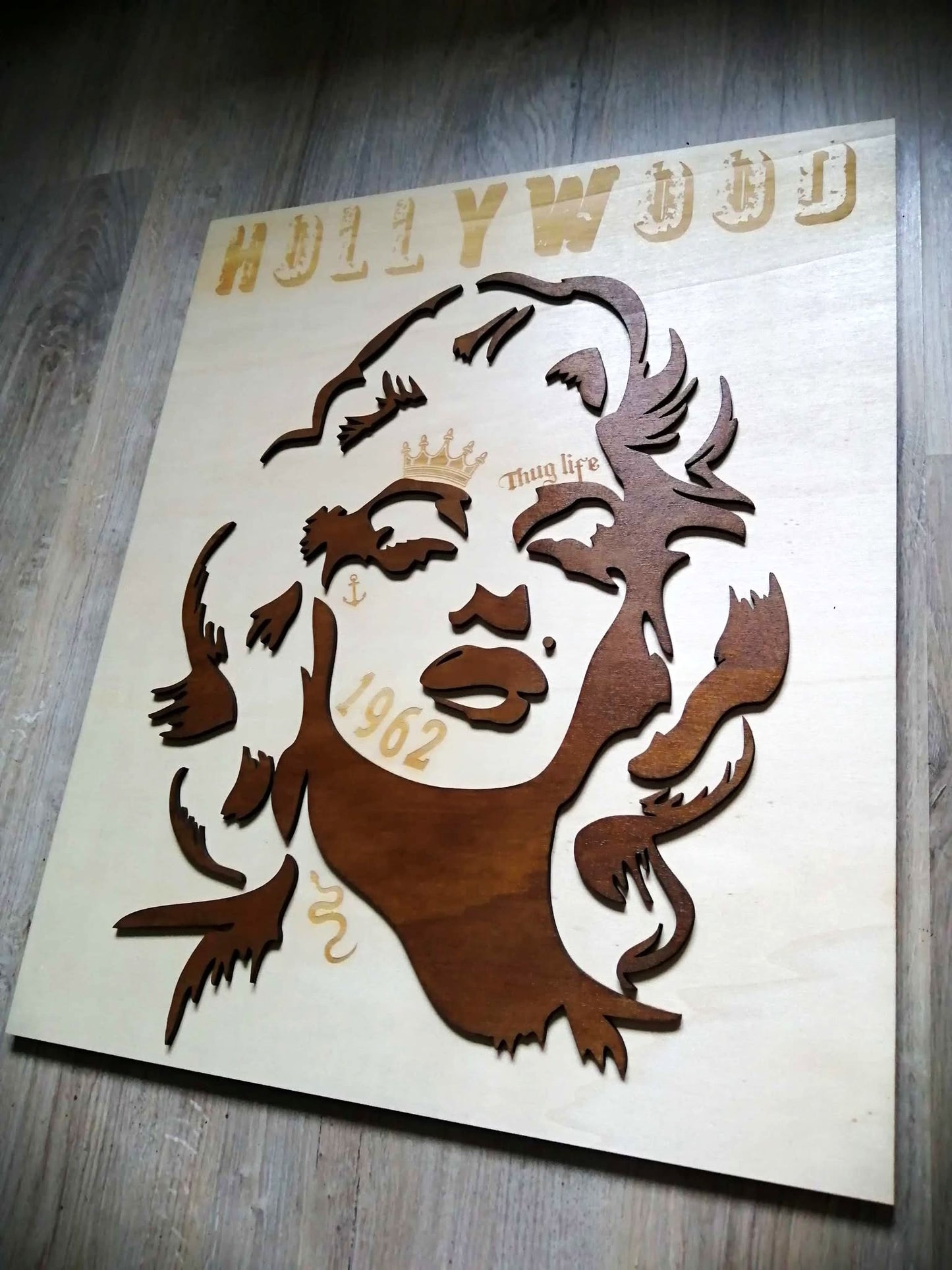 Gravure en bois détaillée de Marilyn Monroe - Finition artisanale et relief précis pour une déco élégante
