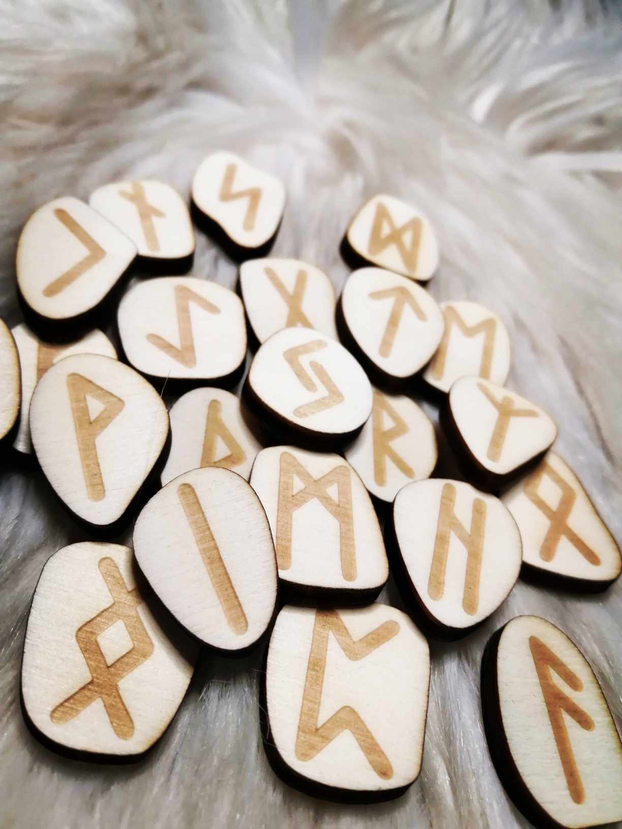 Jeu de runes gravées en bois – alphabet des sorcières