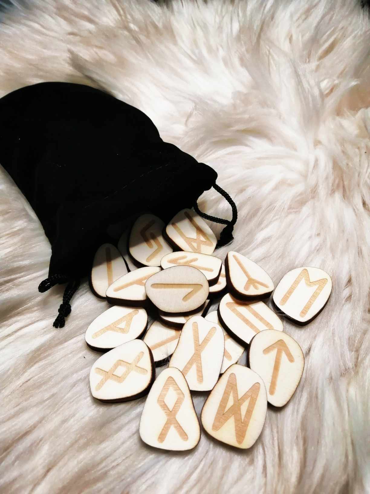 Ensemble ésotérique de runes artisanales pour la divination
