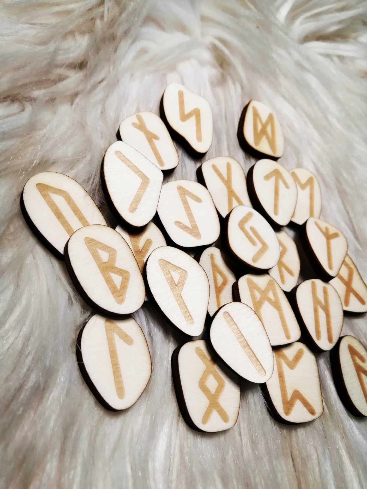 Runes wicca naturelles avec gravure magique