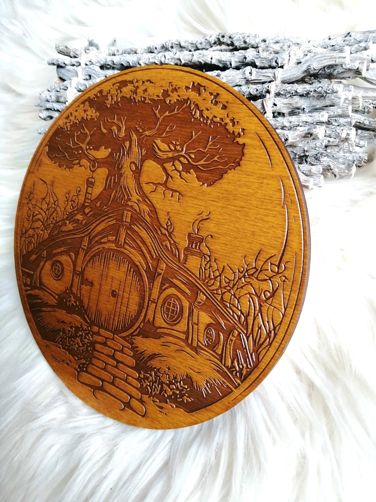 🏡 Maison Hobbit – Gravure Artisanale en Bois, Décoration Inspirée d’un Univers Fantastique