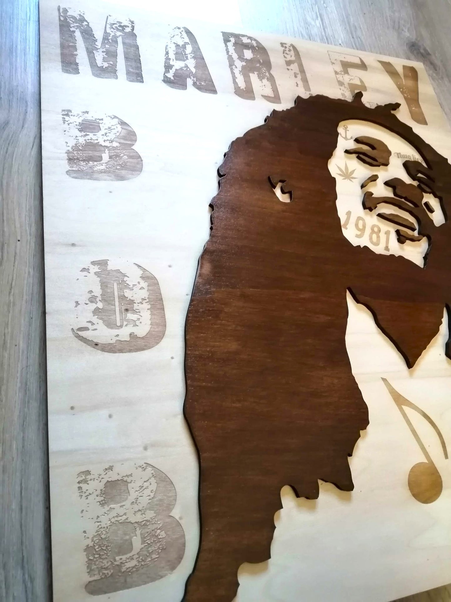Tableau Bob Marley en bois gravé et découpé - Art mural pop art et street art - Décoration musicale reggae