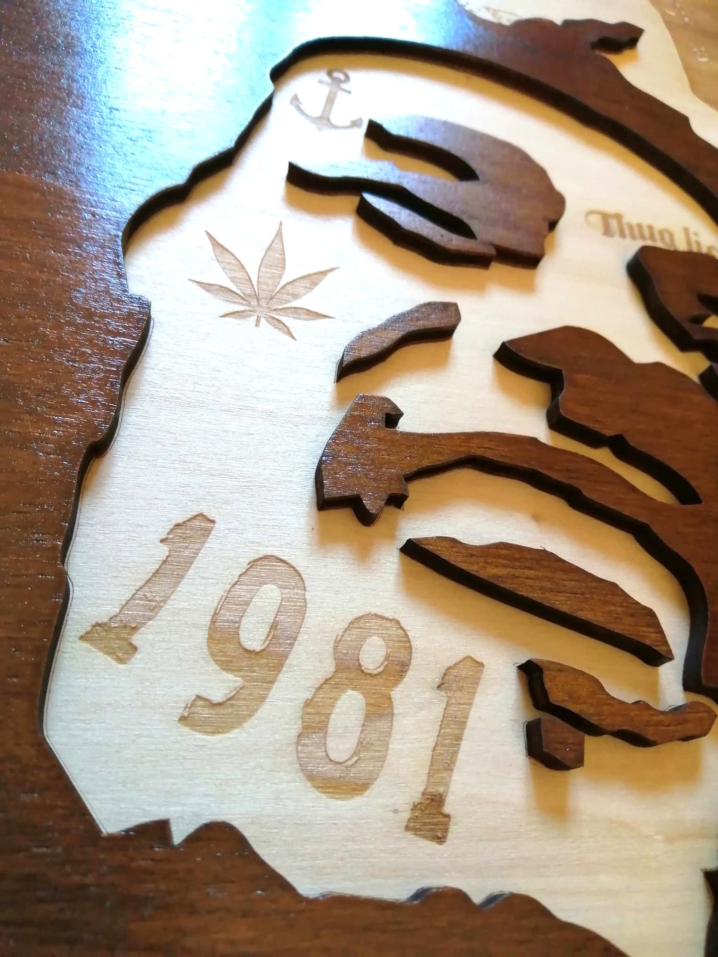 Tableau Bob Marley en bois gravé avec ambiance rasta et vibrations reggae - Idéal pour une déco musicale unique