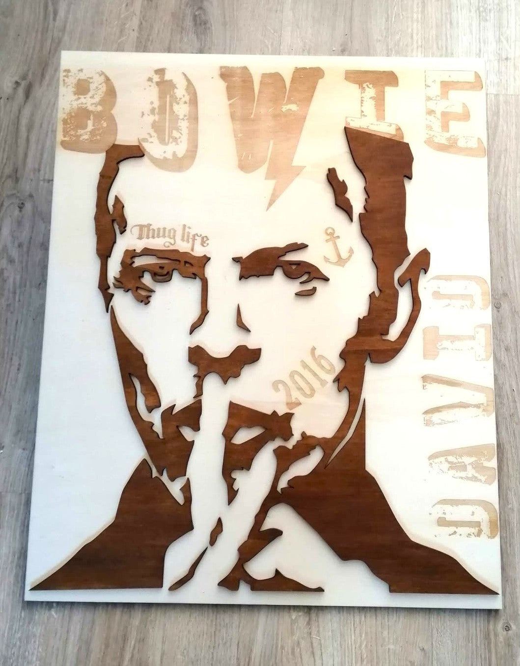 Tableau en bois gravé et découpé représentant David Bowie dans un style pop art et street art – Idéal pour une décoration murale rock et contemporaine