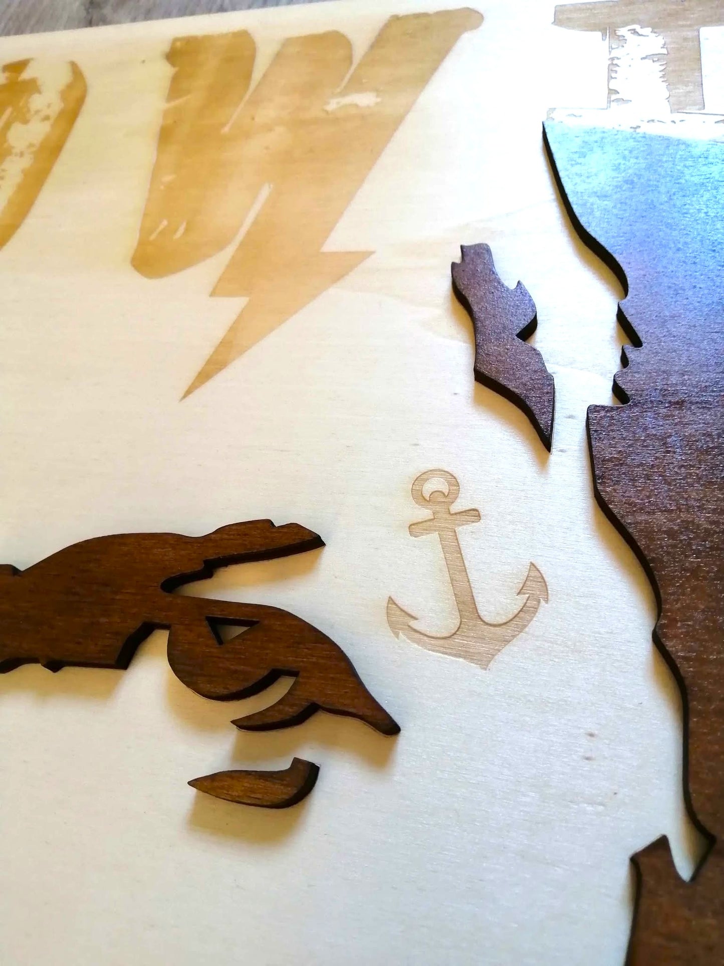 Tableau David Bowie en bois gravé avec le célèbre éclair de Ziggy Stardust - Idéal pour une déco musicale unique