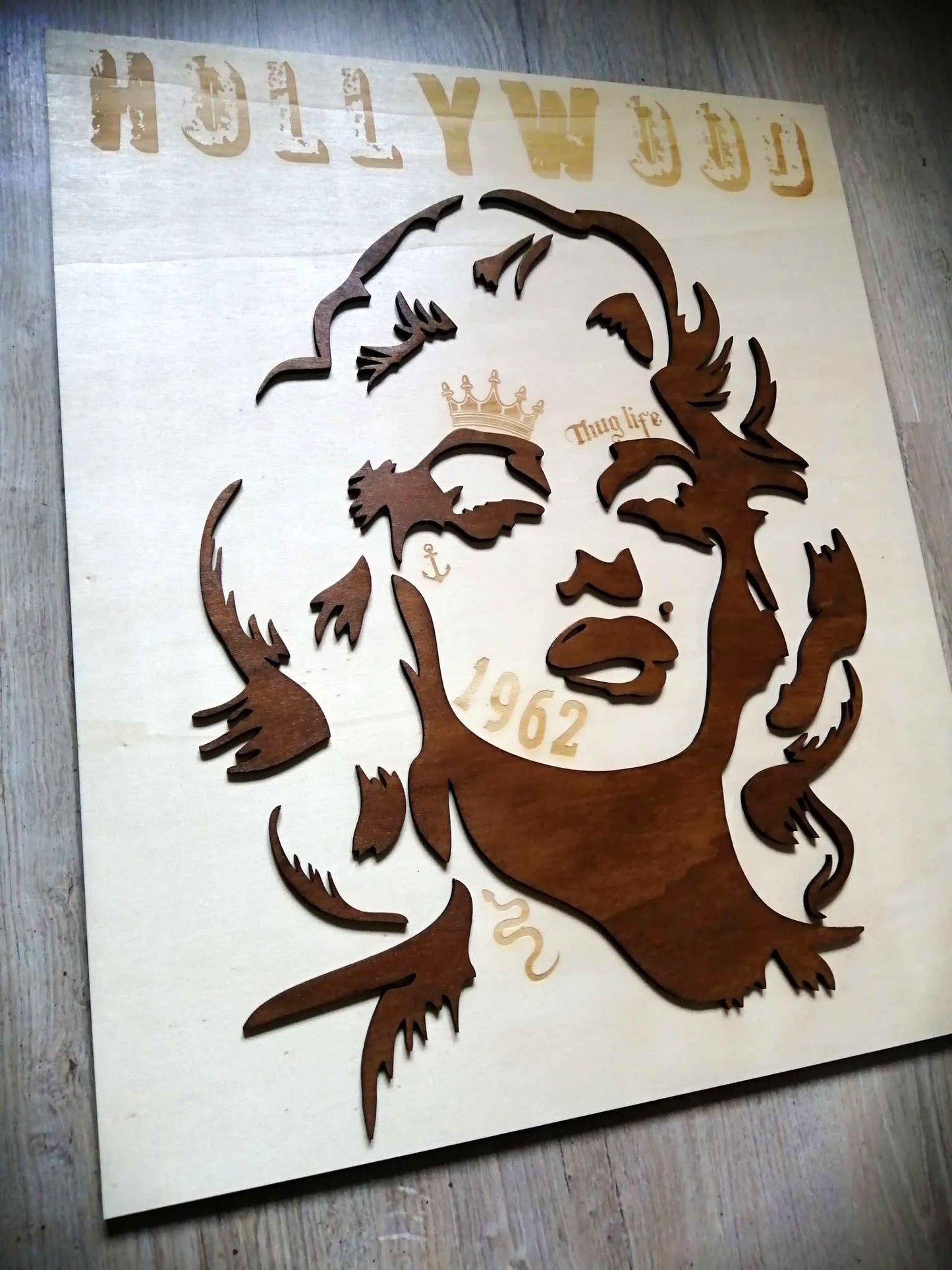 Tableau Marilyn Monroe en bois gravé et découpé - Art mural pop art et street art - Décoration glamour vintage