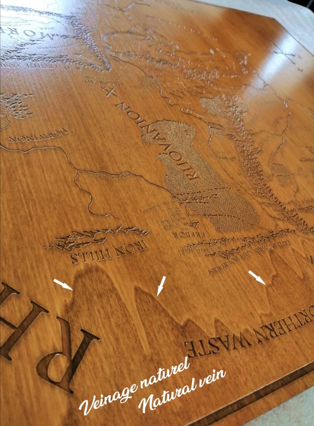 🗺️ Carte Gravée en Bois d’un Monde de Fantasy – Décoration Artisanale Unique