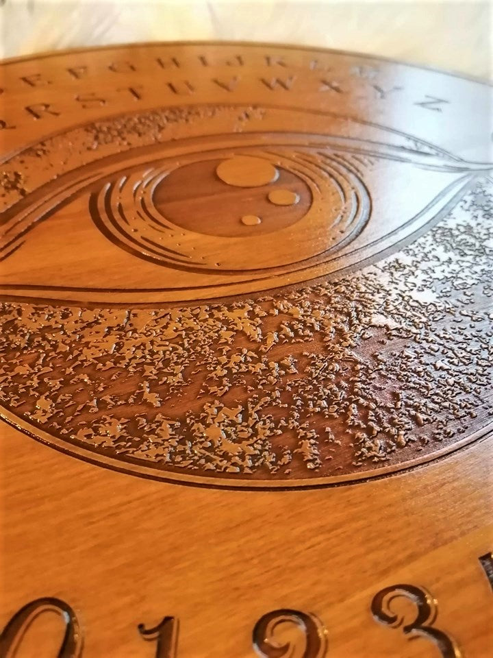 Planche Ouija 'Watch Me' Artisanale - Grand Format en Bois, Divination et Décoration Mystique Unique