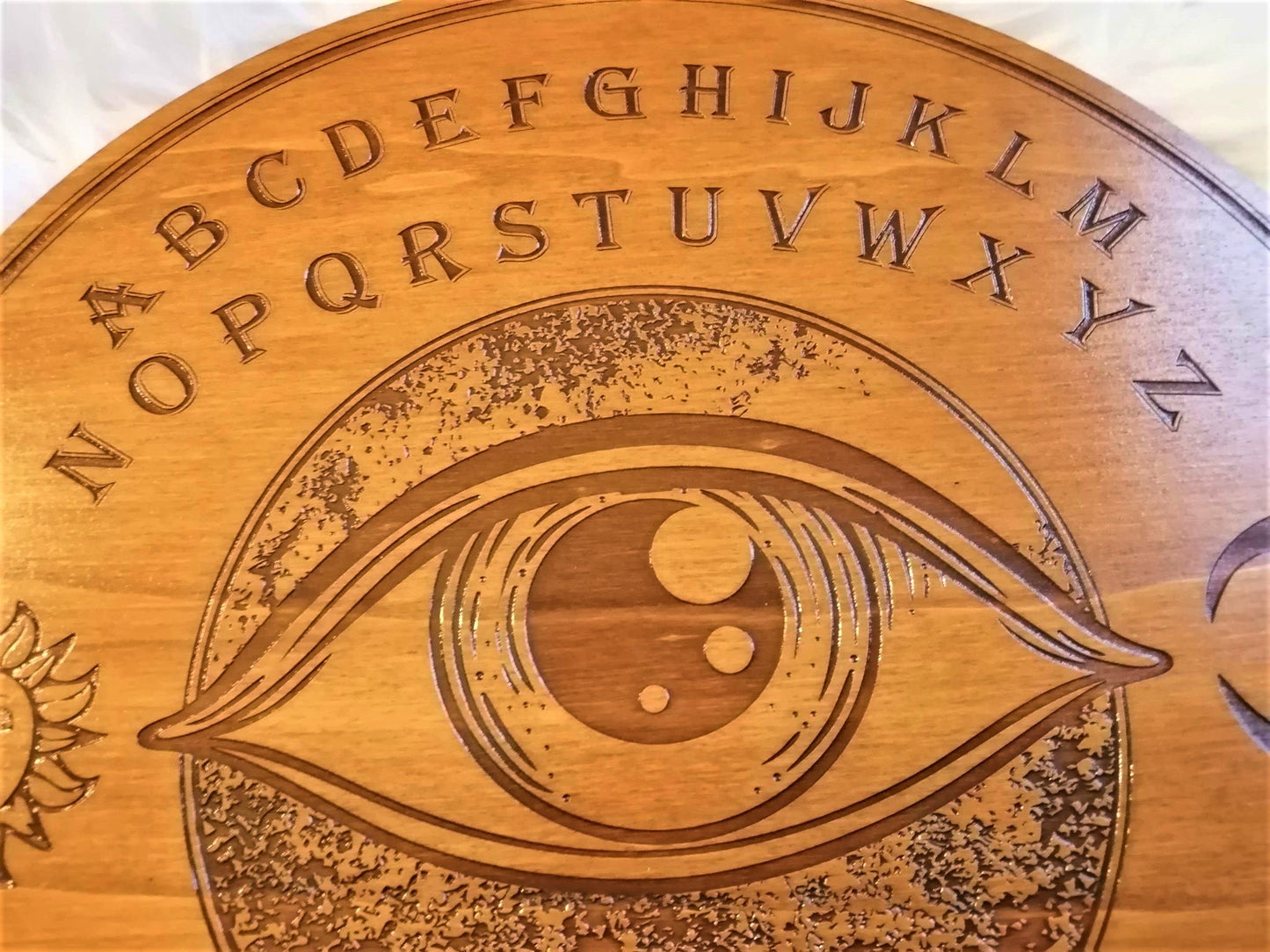 Planche Ouija 'Watch Me' Artisanale - Grand Format en Bois, Divination et Décoration Mystique Unique